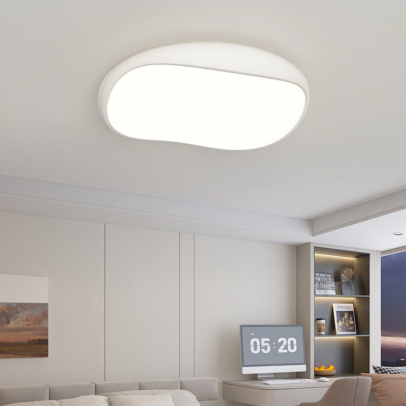 Installazione di una plafoniera a LED in acrilico bianco in camera da letto o in soggiorno.