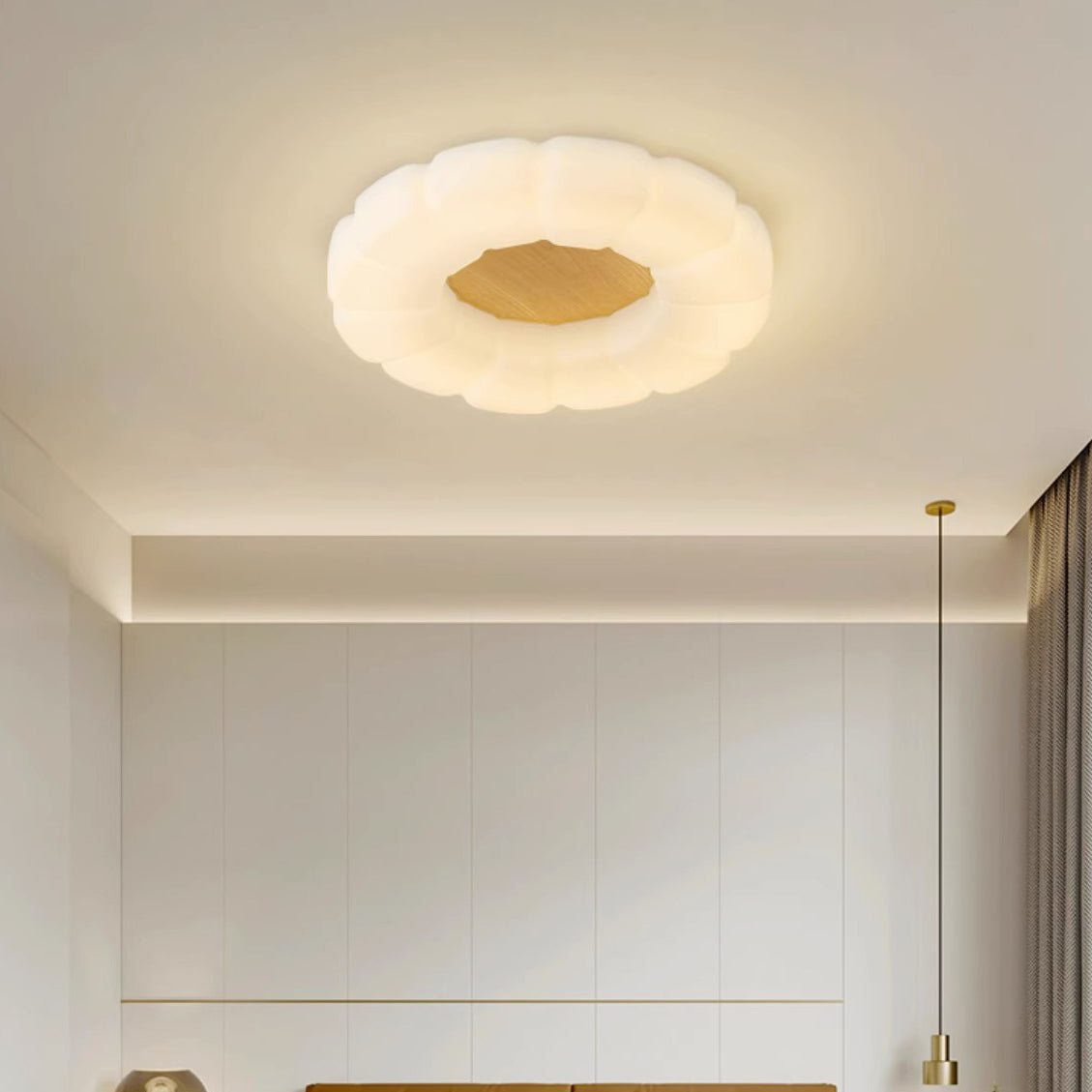 Scena in una stanza con una luce proveniente dal soffitto a forma di nuvola che brilla sopra i mobili.