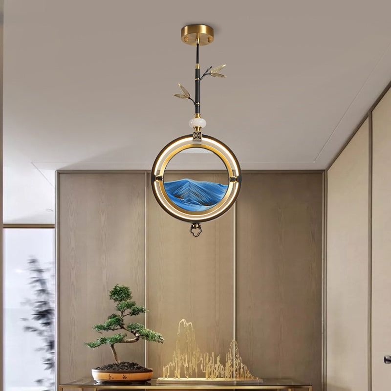 Lampada a sospensione singola in un ambiente interno, sopra un tavolo decorativo.