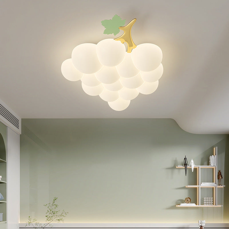 Lampadario a sospensione a forma di uva con scaffalatura, contesto della stanza
