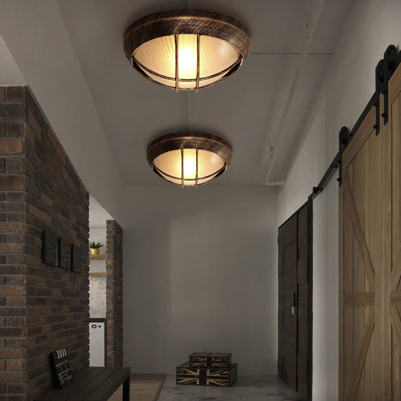 Scène de couloir avec luminaires encastrés industriels installés au plafond