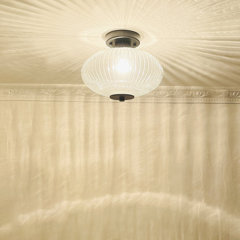 Detailopname van de glazen kap en het lichtpatroon op het plafond.