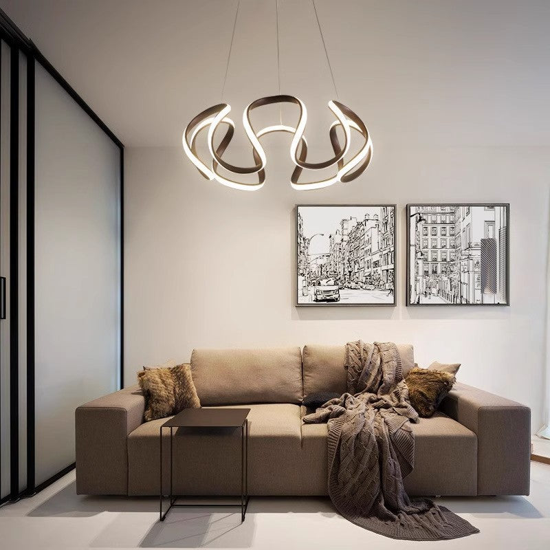 Lampadario installato in un ambiente di soggiorno.
