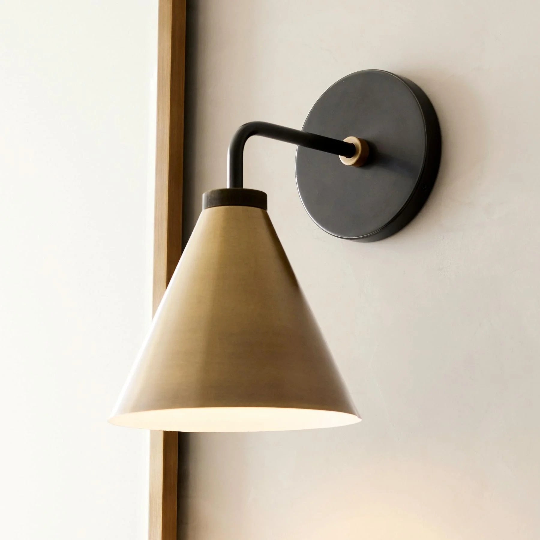 Retro-metalen-kegel-wandlamp (1).webp__PID:831f5362-c049-4d6a-bdd9-274e1c61e75c