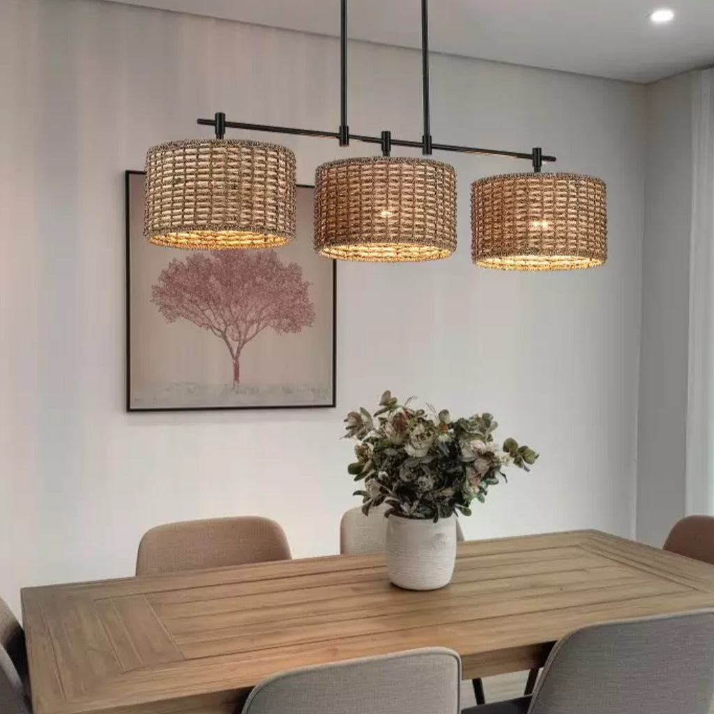 Sienna geweven rotan hanglamp met 3 lampen in boerderijstijl scene2.webp__PID:f73423a7-6dac-49ef-8acf-6848c566e5b1
