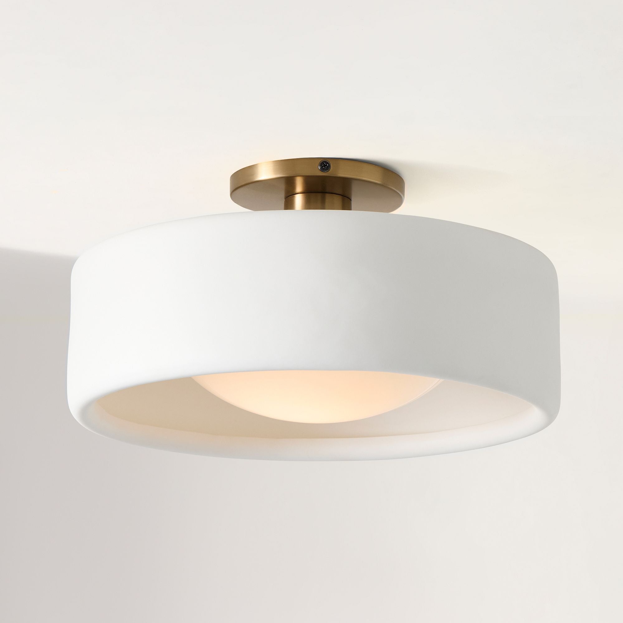 Zora Minimalistische Plafondlamp met Porseleinen Montage (1).webp__PID:684b776b-8636-4e79-b10e-248be620df3b
