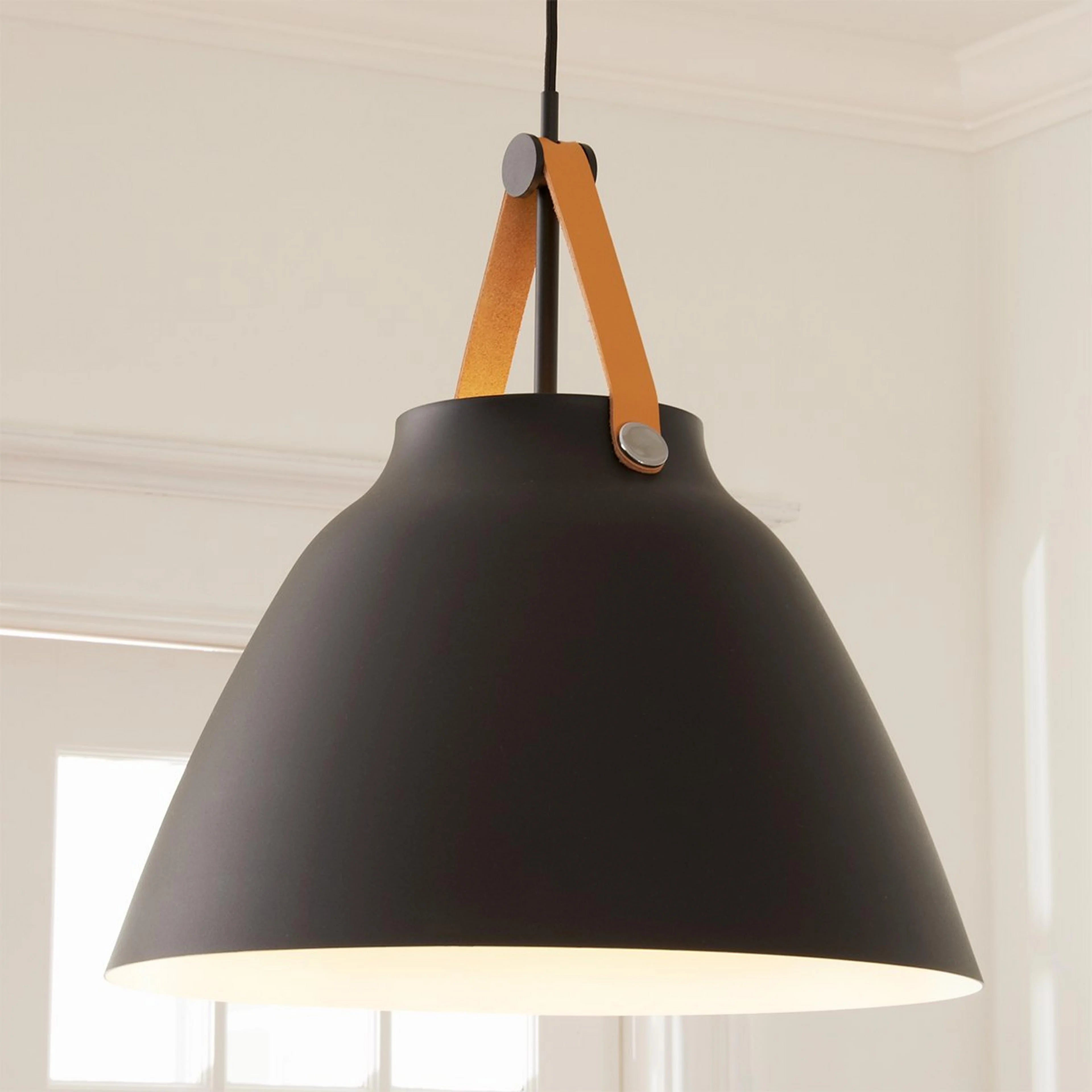 Zorya-lederen band-deco-verstelbare-metalen-hanglamp (1).webp__PID:678530a5-7cfc-4b95-adca-4966ff6ad7ce