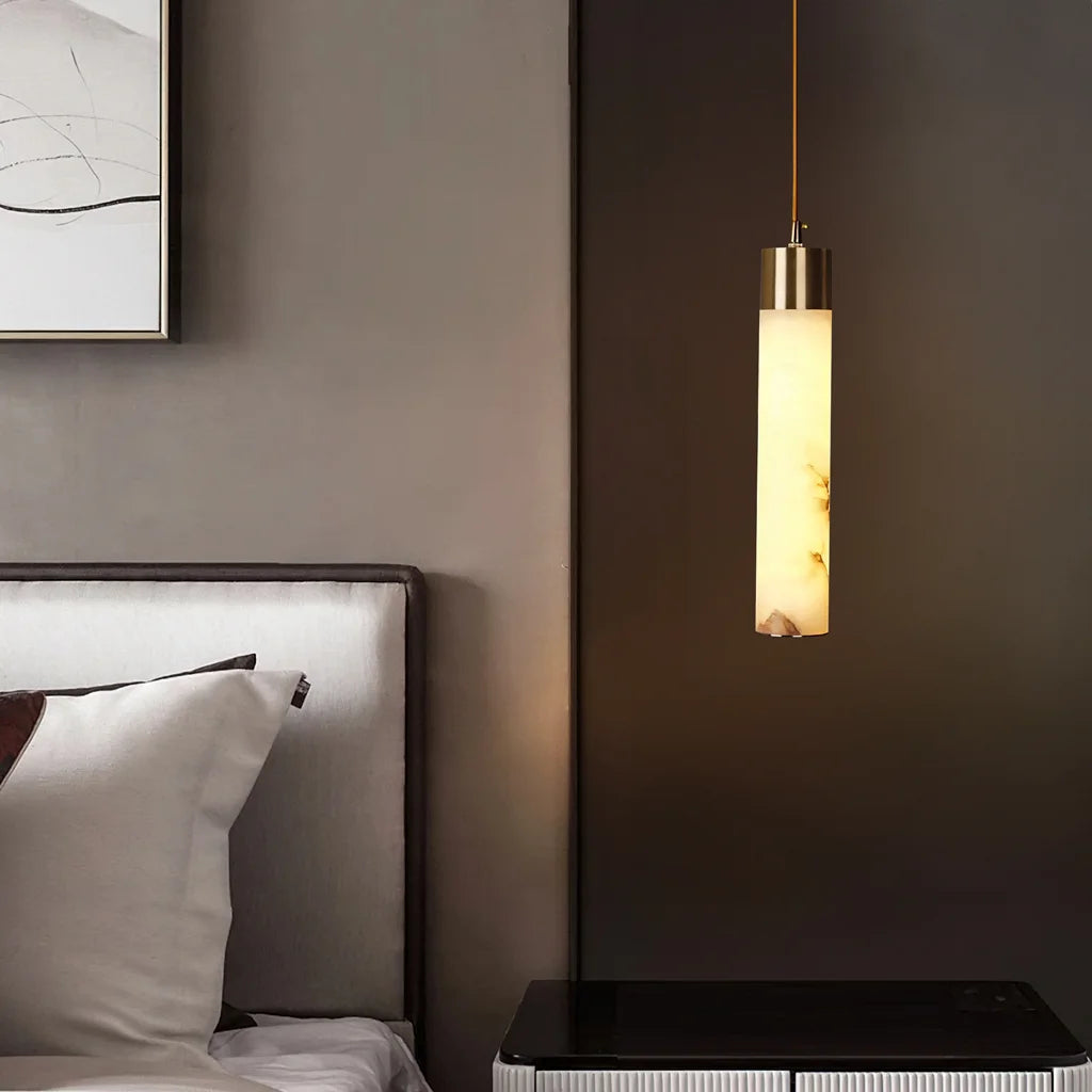 Ismara Alabaster Messing Verticale Witte Hanglamp2.webp__PID:bb71c347-9066-4382-8206-edb02d771f5e