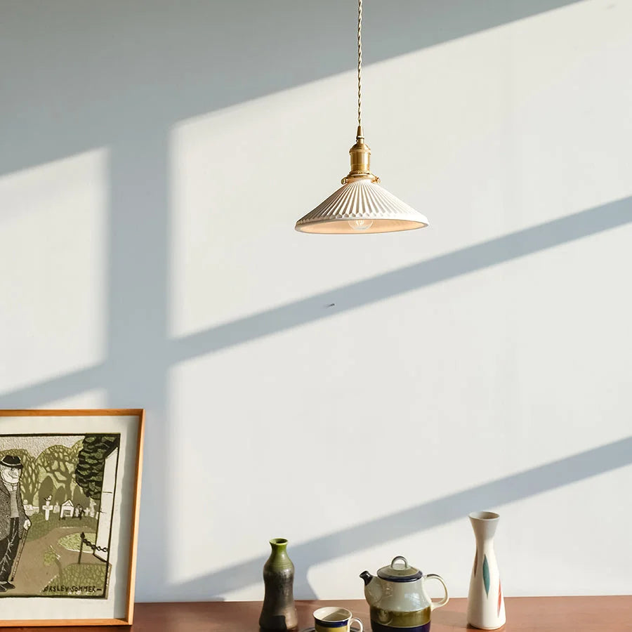 Hecate-geplooide-hoedvormige-keramische-hanglamp.webp__PID:b2d9b091-ccc2-4795-a3b9-54cff9e11224