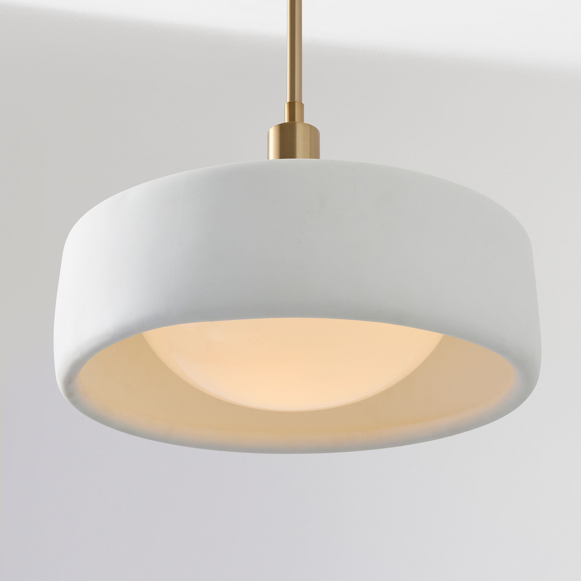 Suspension minimaliste en porcelaine Caerwyn-détail (4).webp__PID:4283eed7-c915-4730-9891-8c16c33b9c76