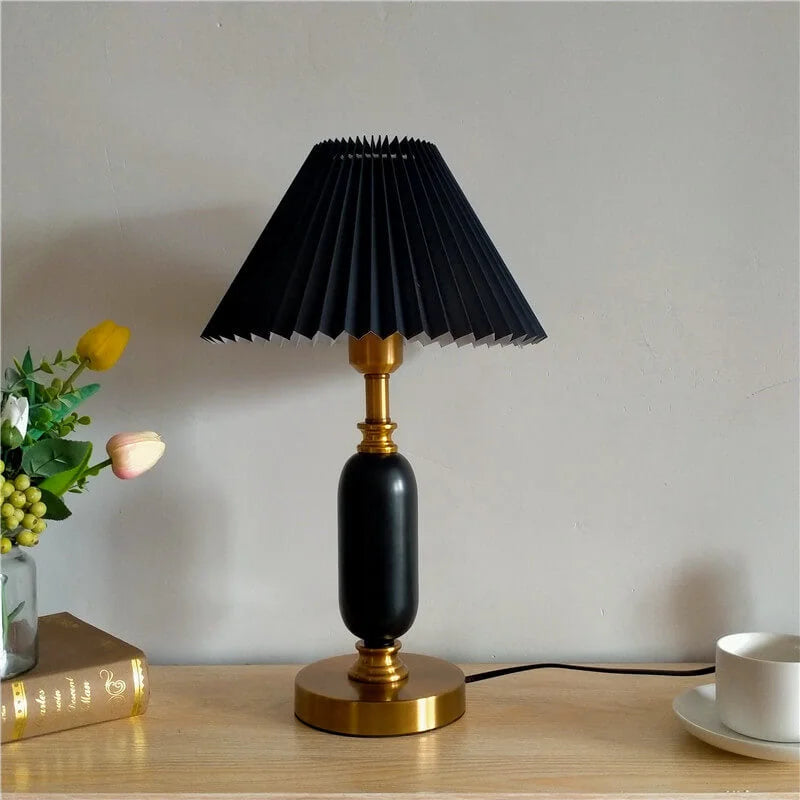 Schwarze Wintermelonen-förmige Messingbasis-Blumenstudie.webp__PID:bc7cfdc7-3a9c-4cb3-bac6-79a95d1c7832