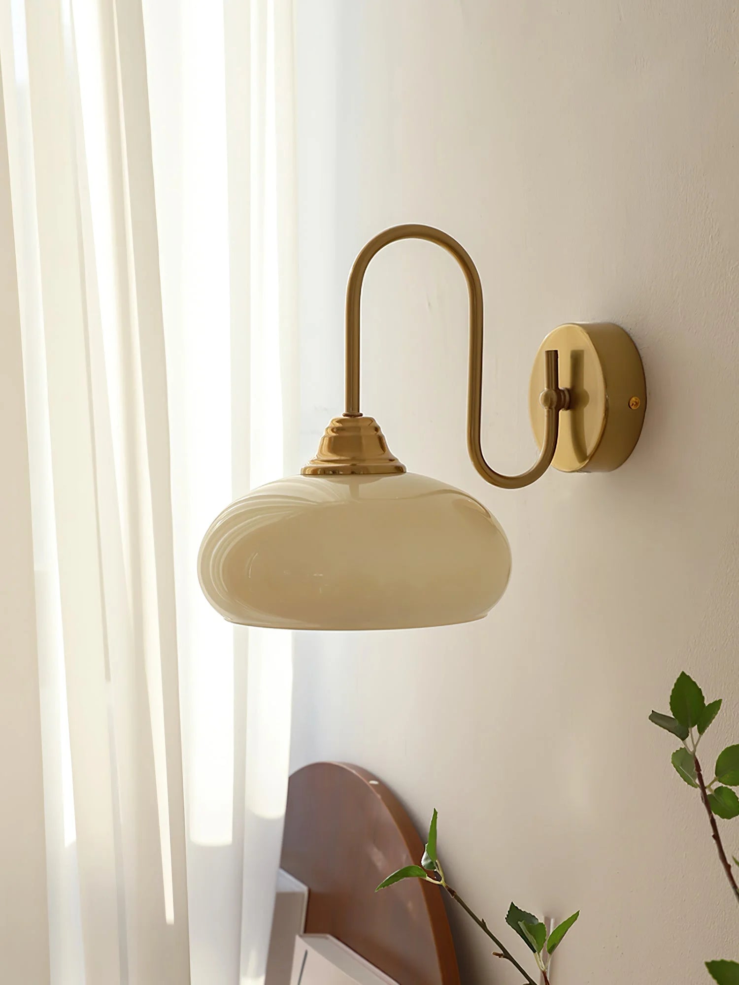 Calypso Bauhaus gebogen glazen wandlamp (30).webp__PID:d45b4fc0-fb25-442c-bd6b-8978271f1d79