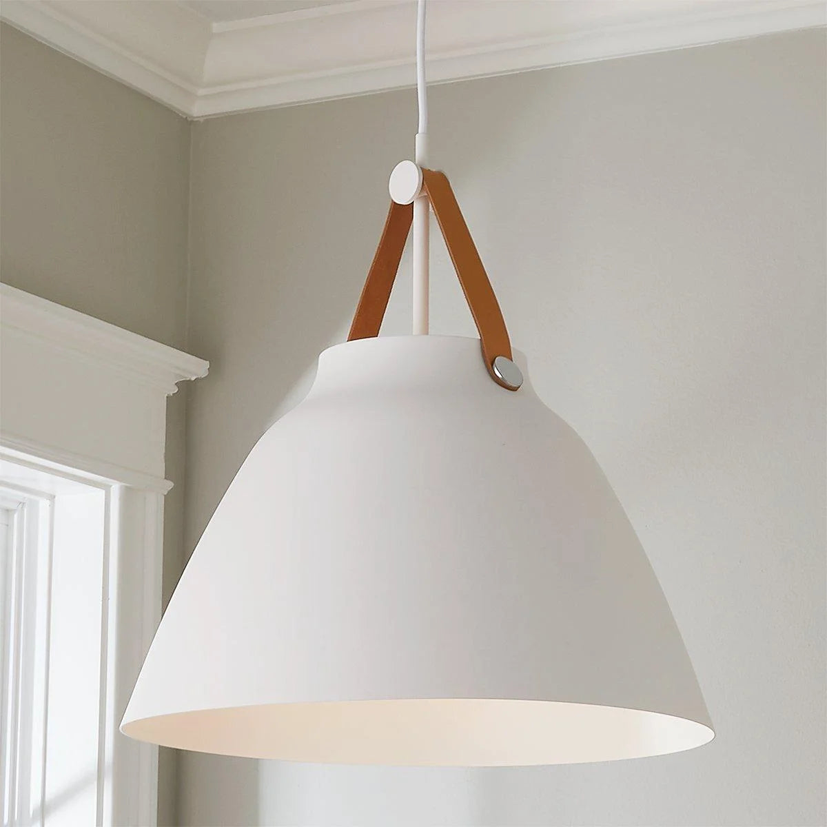 Zorya-leren-band-decoratieve-verstelbare-metalen-hanglamp (11).webp__PID:4bc5ffbb-4bf9-4e12-8883-c8e54c60f2db