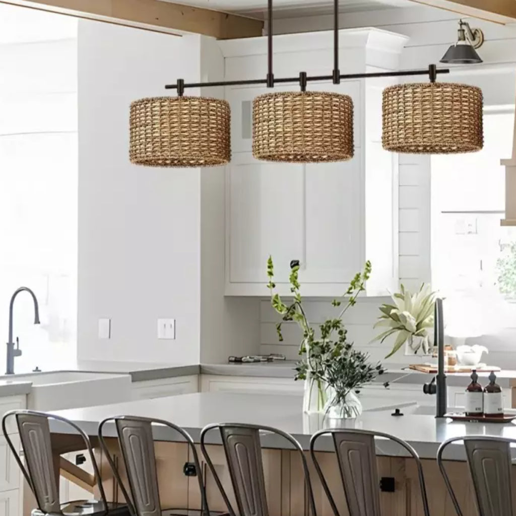 Sienna gevlochten rotan hanglamp met 3 lampen in boerderijstijl scene3.webp__PID:23a76dac-b9ef-4acf-a848-c566e5b14759