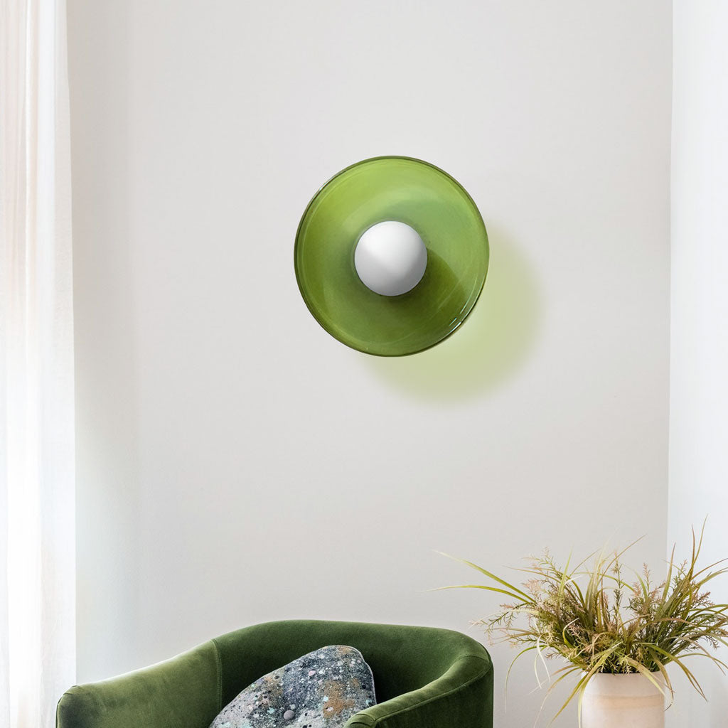 Lámpara de pared de disco de vidrio Morrow, color verde.jpg__PID:cb4a0e73-b30d-4983-8e2f-797b1526c5c7