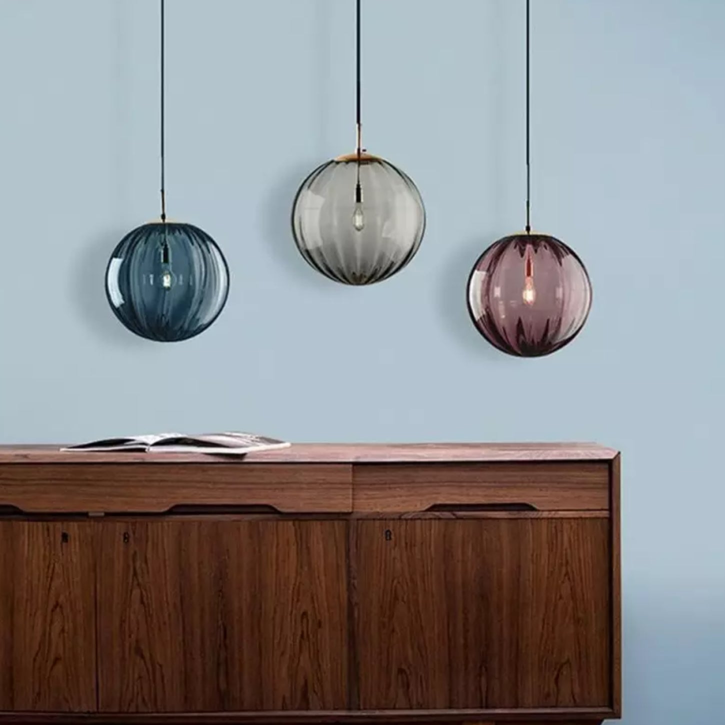 Octavia Gemstone Tones Glazen Geplooide Hanglamp scene7.webp__PID:8d70edac-3677-4927-9953-6f7e7a352d86