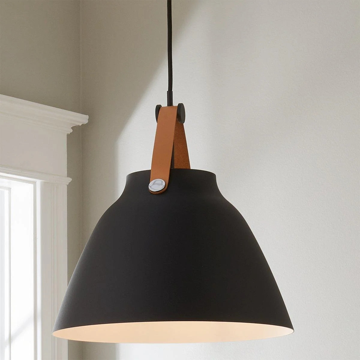 Zorya-lederen band-deco-verstelbare-metalen-hanglamp (5).webp__PID:6b514bc5-ffbb-4bf9-8e12-0883c8e54c60