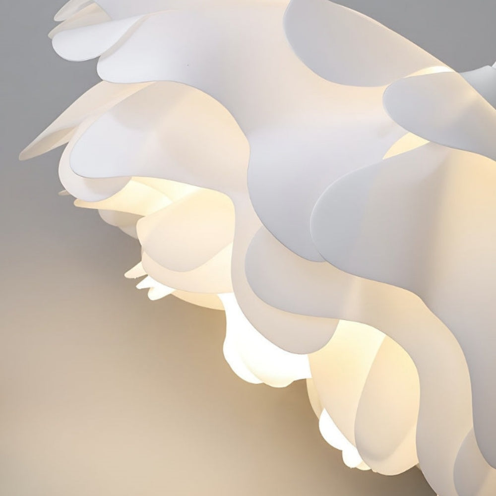 Lampe suspendue blanche en forme de fleur (1).webp__PID:e43f91bd-36cf-4c96-bfa7-5a03d2a12b39