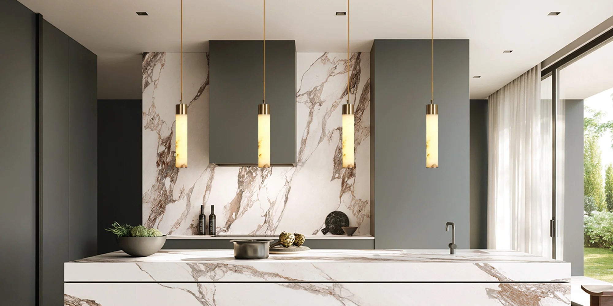 Ismara Alabaster Messing Verticale Witte Hanglamp8.webp__PID:f382c206-edb0-4d77-9f5e-cc7070a43f00