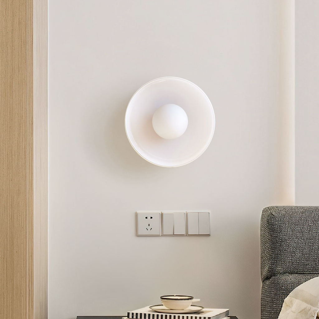 Lámpara de pared de disco de vidrio Morrow, blanca.jpg__PID:0e73b30d-8983-4e2f-b97b-1526c5c739e6