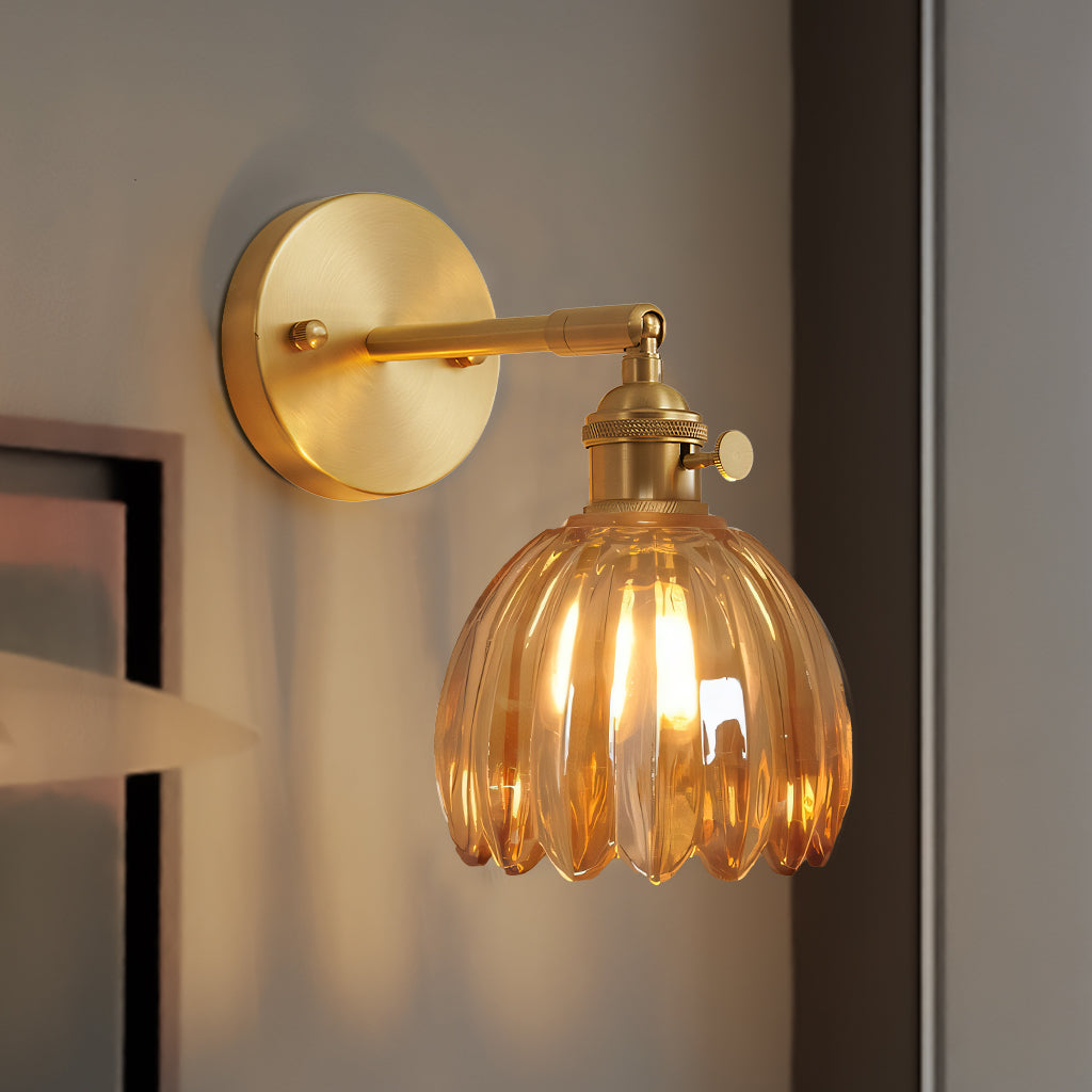 Lámpara de pared de cristal Freya Lotus en color ámbar.jpg__PID:ef8c0e3d-8f95-4e31-aa2a-34849744b6c6