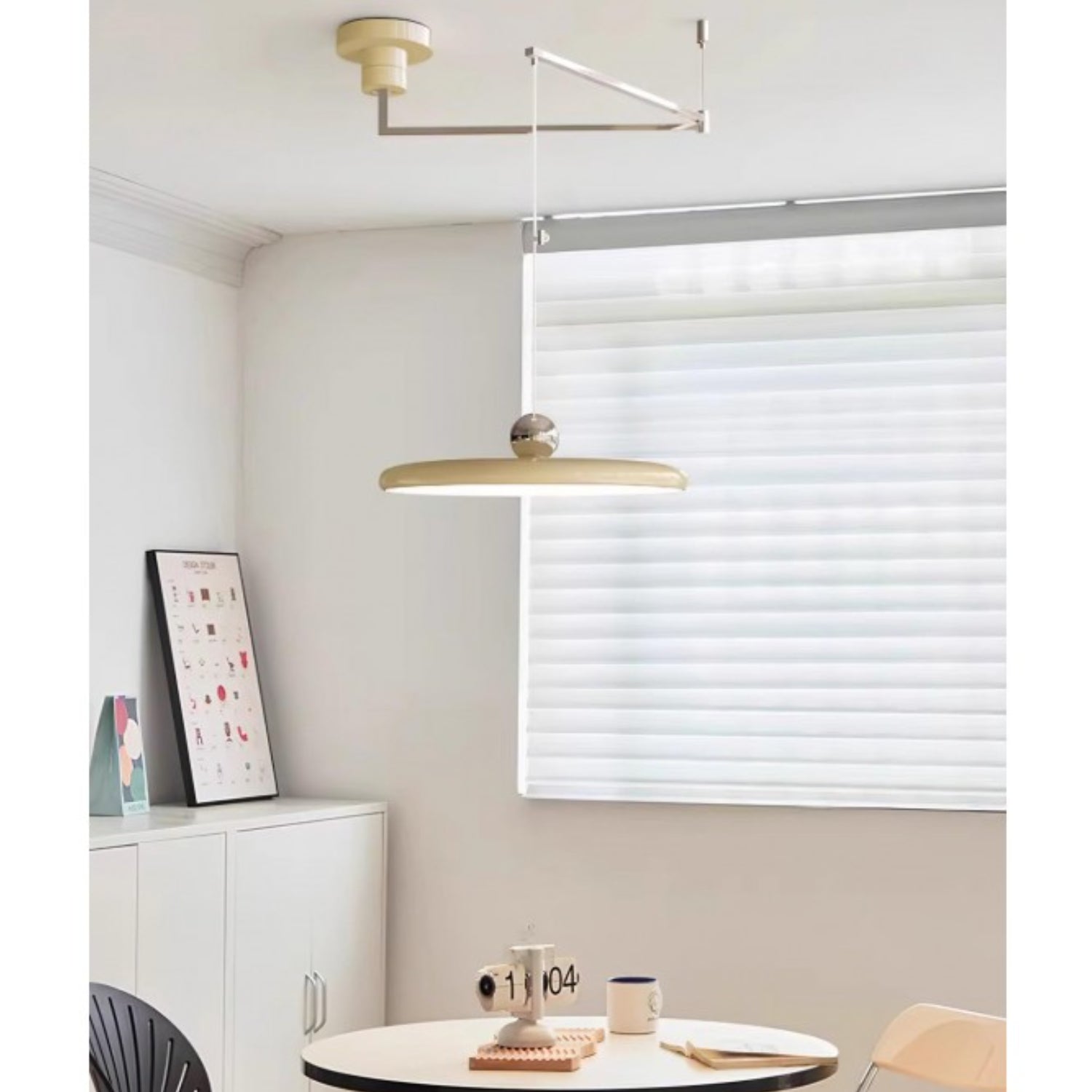 Orion verstelbare zwenkarm acryl schijf hanglamp scene4.webp__PID:b17fd7da-0618-4af9-a01d-2906ce40c13a
