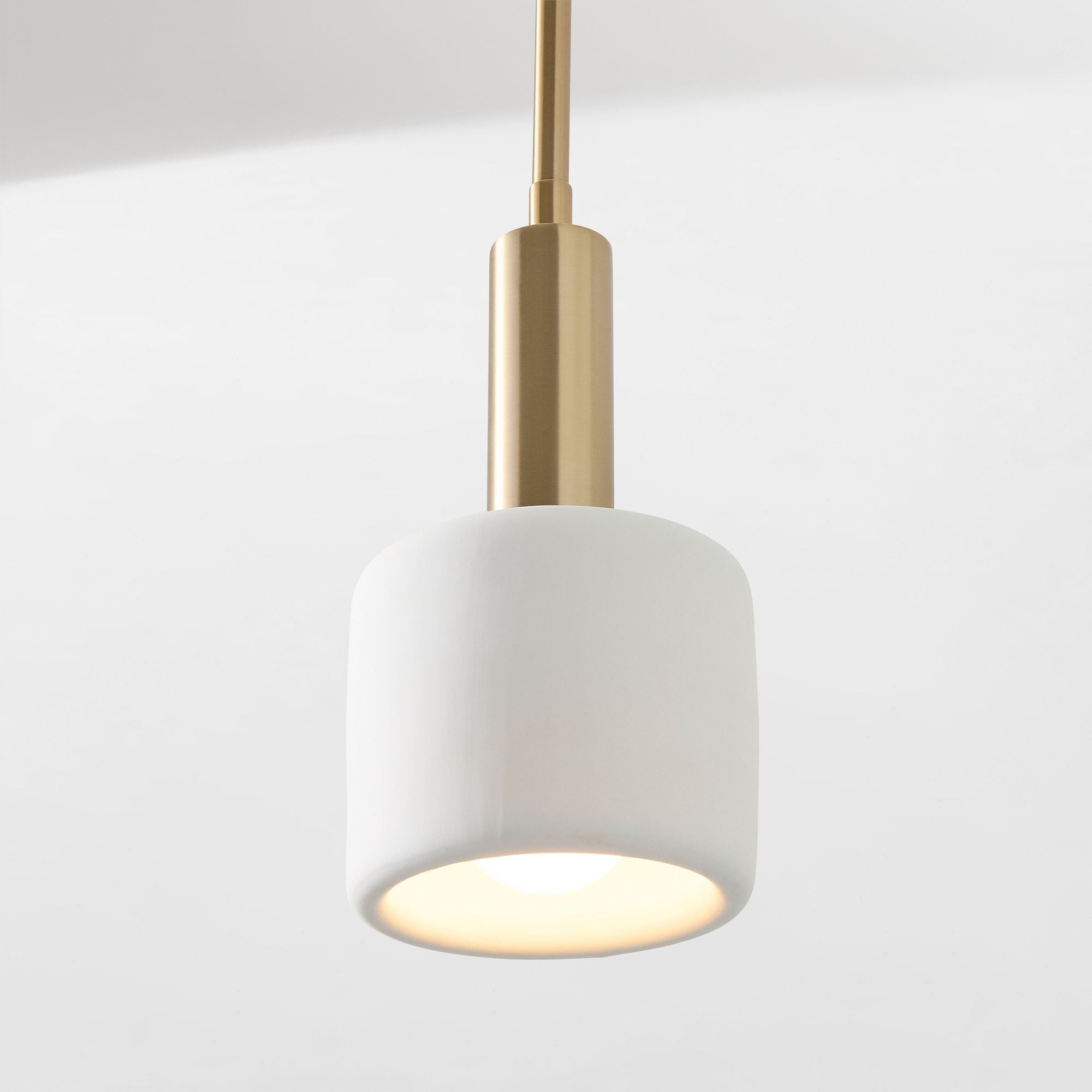 Suspension minimaliste en porcelaine Caerwyn-détail (1).webp__PID:b575b542-83ee-47c9-9547-3018918c16c3