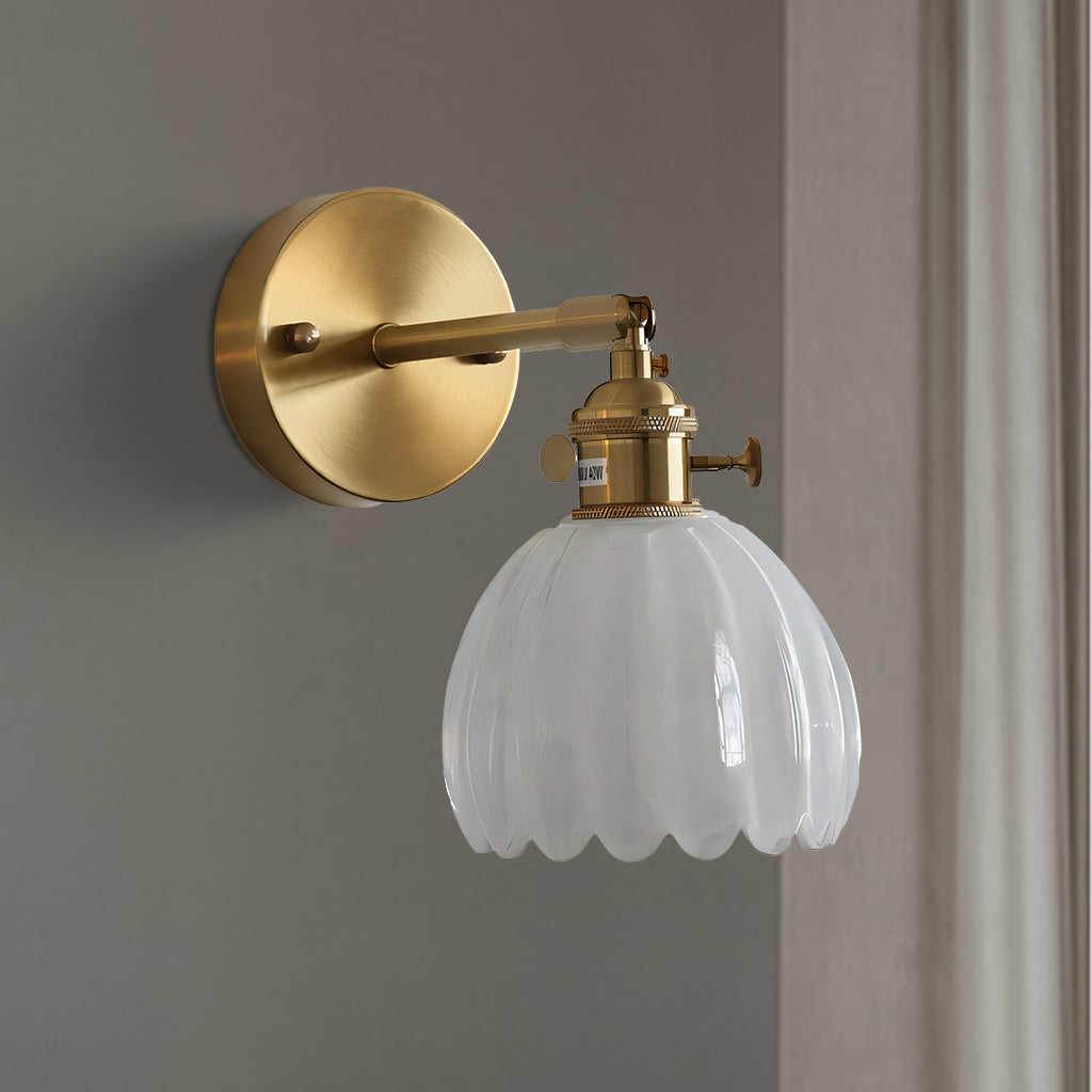 Lámpara de pared de cristal Freya Lotus blanca.jpg__PID:955e312a-2a34-4497-84b6-c603b64db259