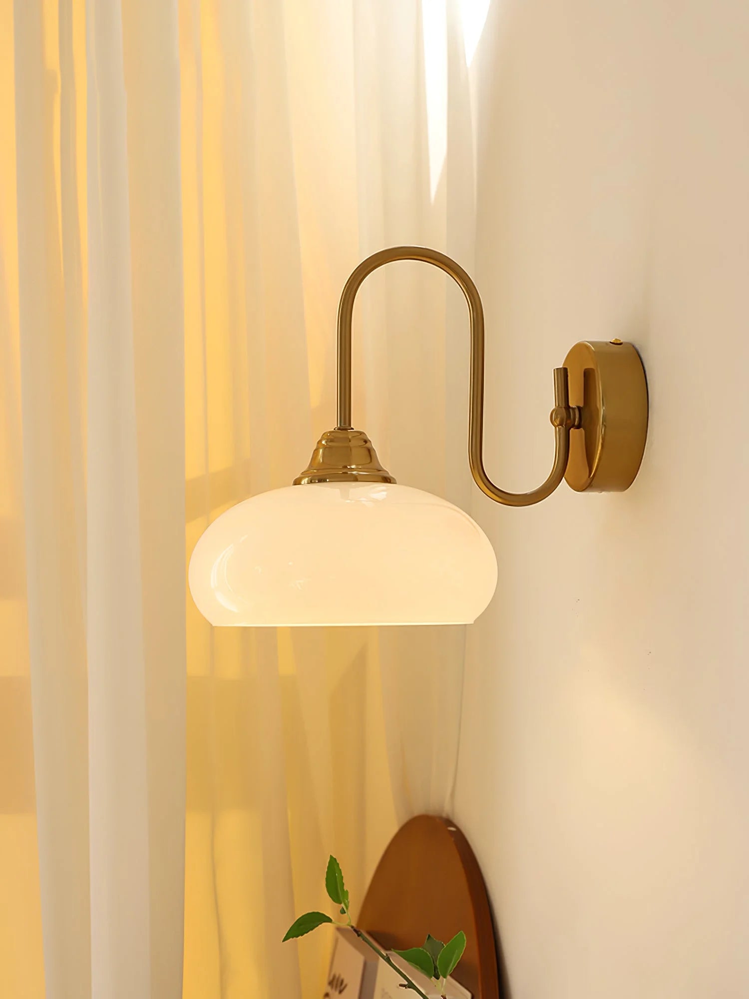Calypso Bauhaus gebogen glazen wandlamp (29).webp__PID:6ad45b4f-c0fb-4594-ac7d-6b8978271f1d