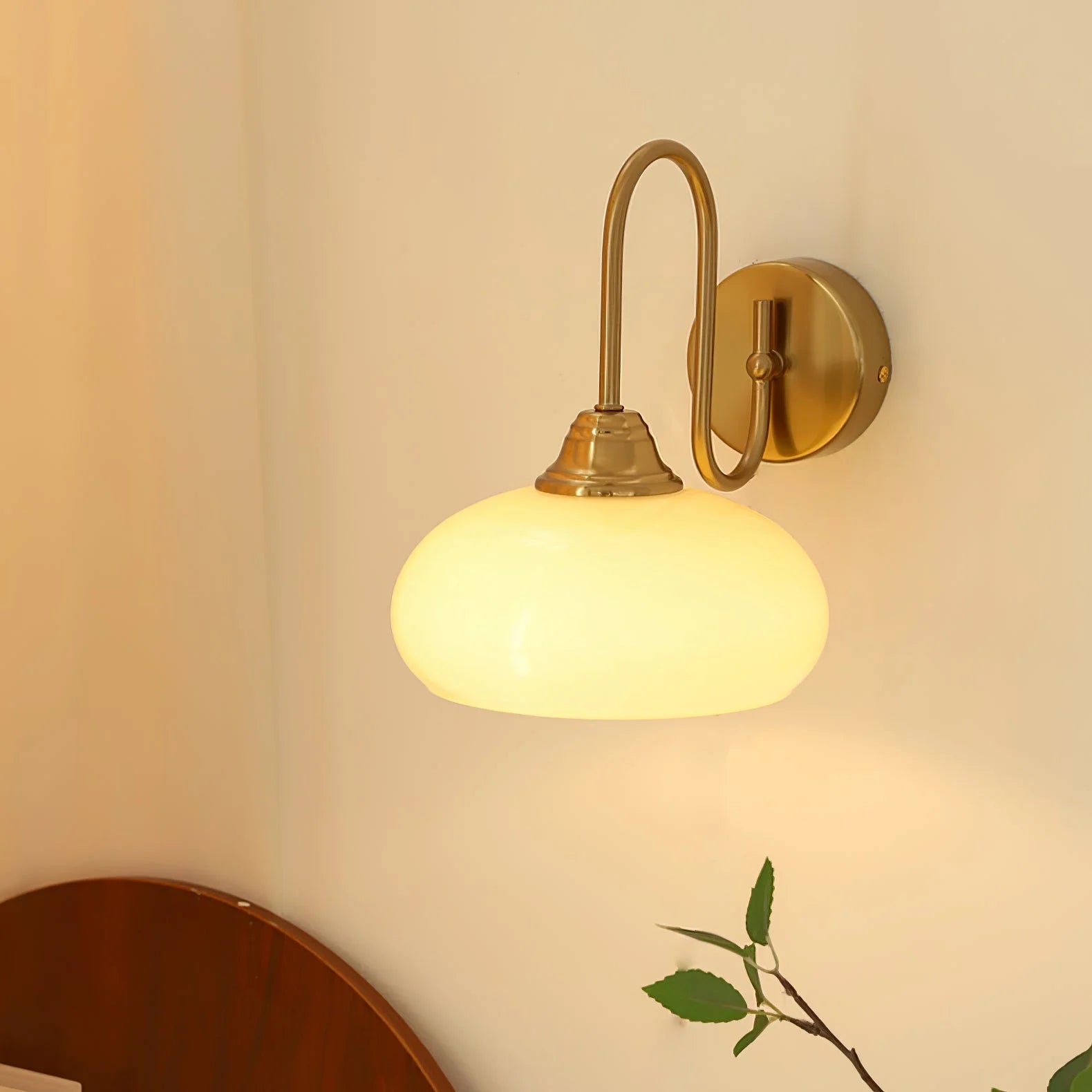 Calypso Bauhaus gebogen glazen wandlamp (24).webp__PID:c6e792c9-559c-42b6-a9e7-4d6547b45bd1