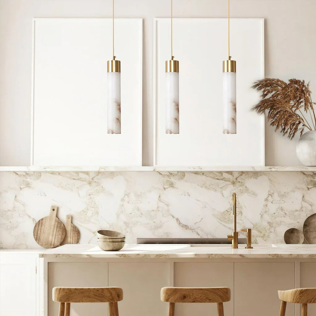 Ismara Alabaster Messing Verticale Witte Hanglamp3.webp__PID:71c34790-66f3-42c2-86ed-b02d771f5ecc