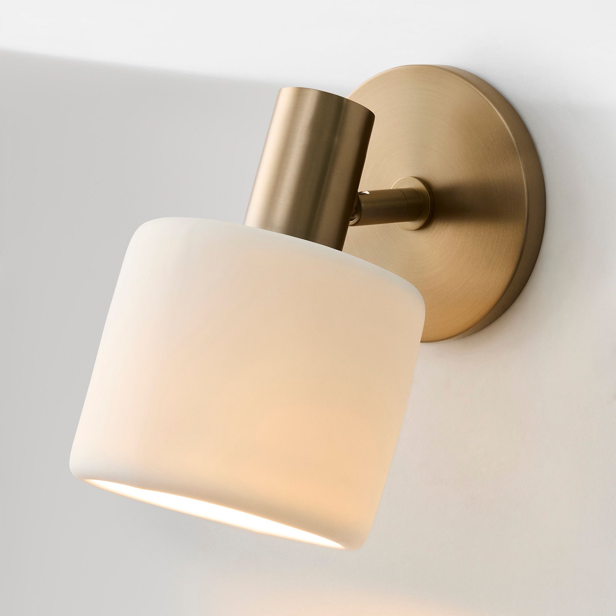 Calidora Minimalistische Porseleinen Wandlamp-detail (1).webp__PID:7df78275-28d5-4018-bb61-f4eb8869946f