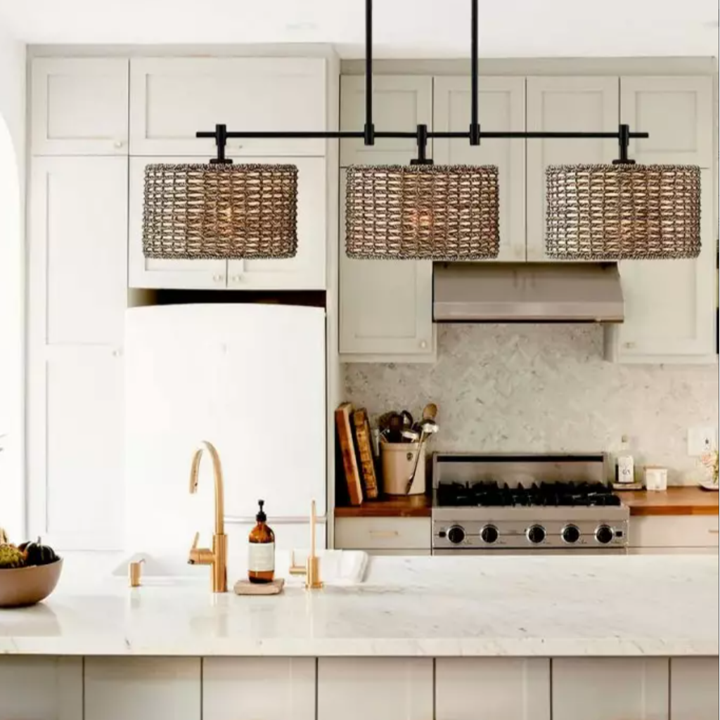 Sienna gevlochten rotan hanglamp met 3 lampen in boerderijstijl scene5.webp__PID:ff910add-9cba-458a-8d8d-af33c6a24176