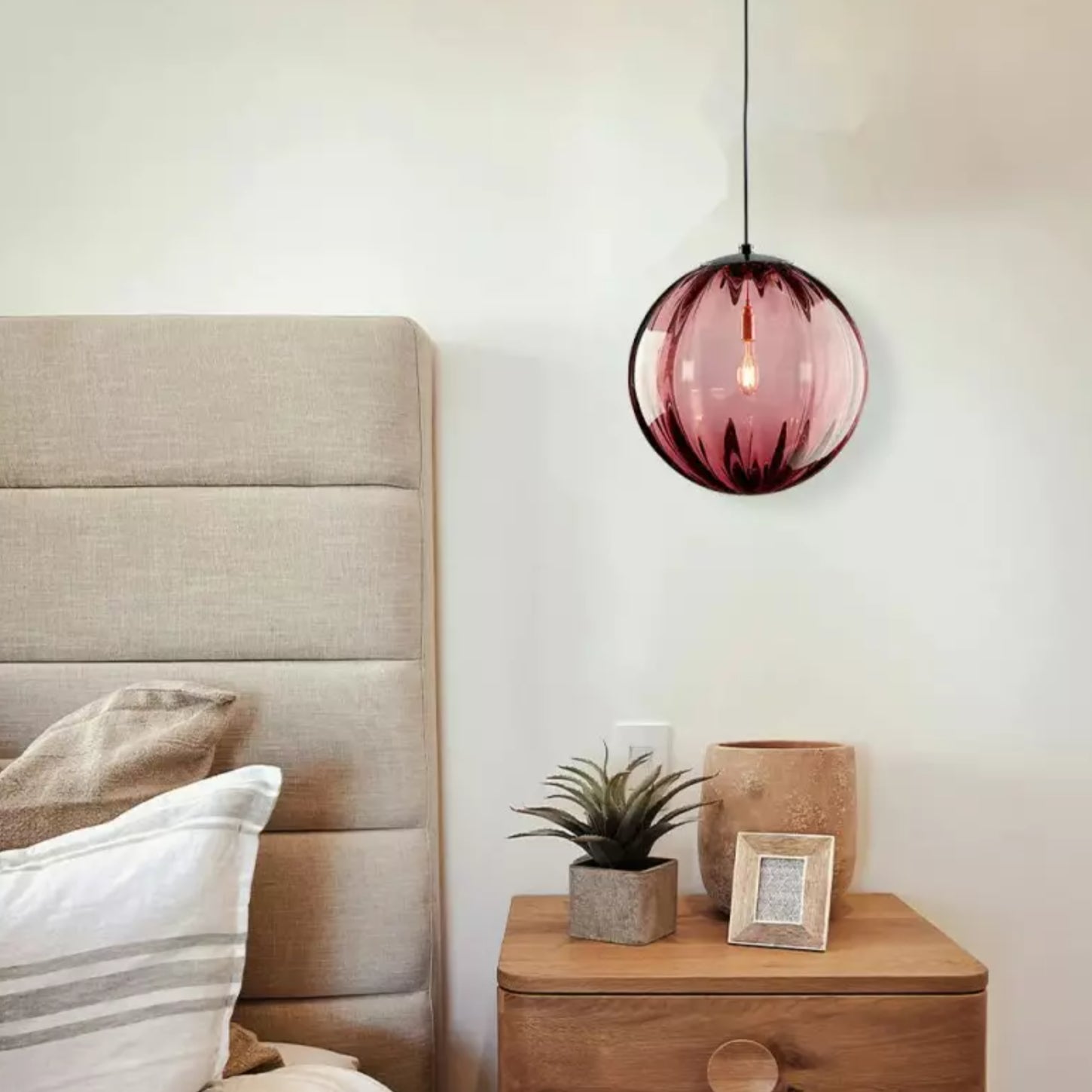 Octavia Gemstone Tones Glazen Geplooide Hanglamp scene9.webp__PID:82676b99-04b0-429d-999a-4738ea0fa928