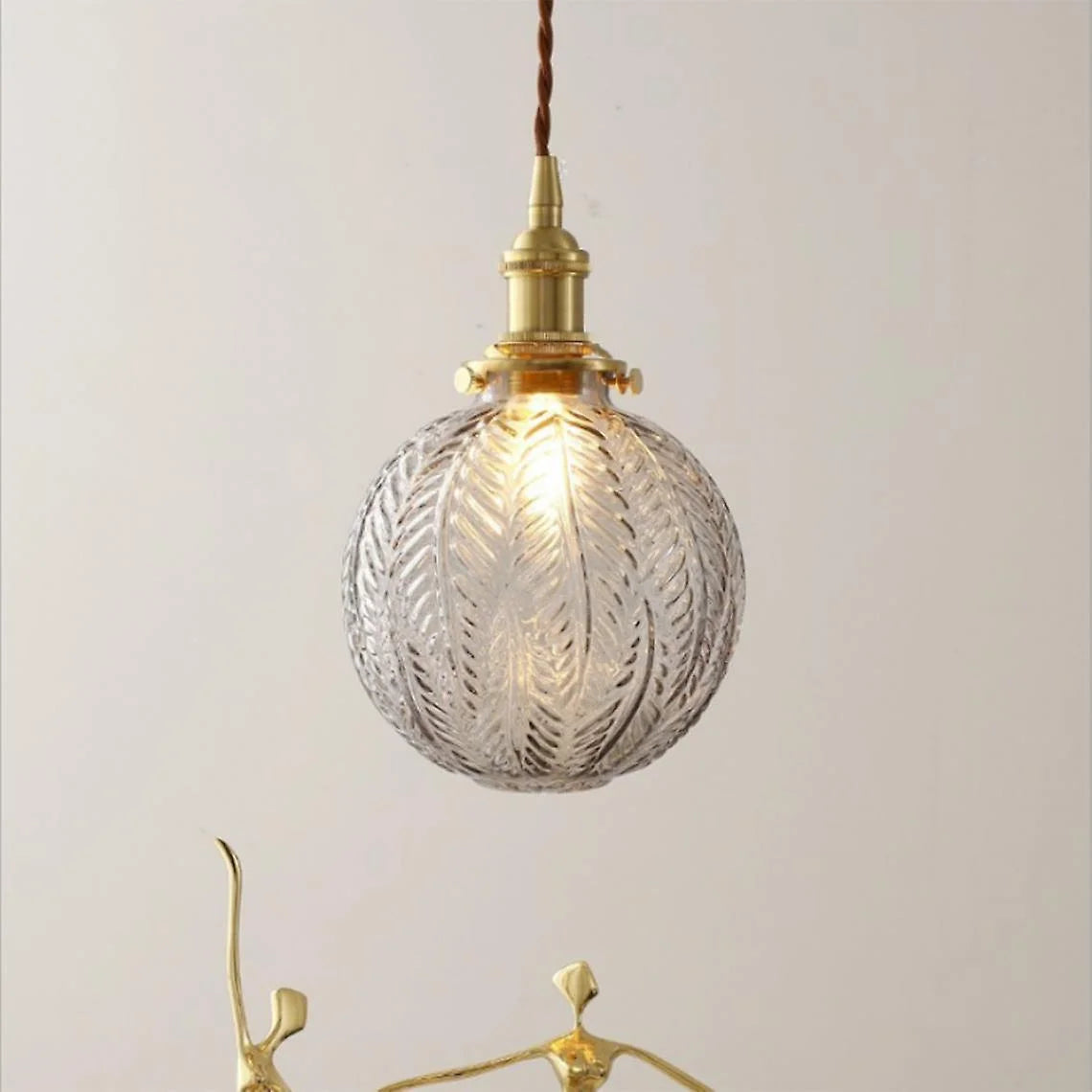 Bola de cristal con plumas grises y luz.webp__PID:66f7212b-14f4-4904-878f-a6b1b867126a