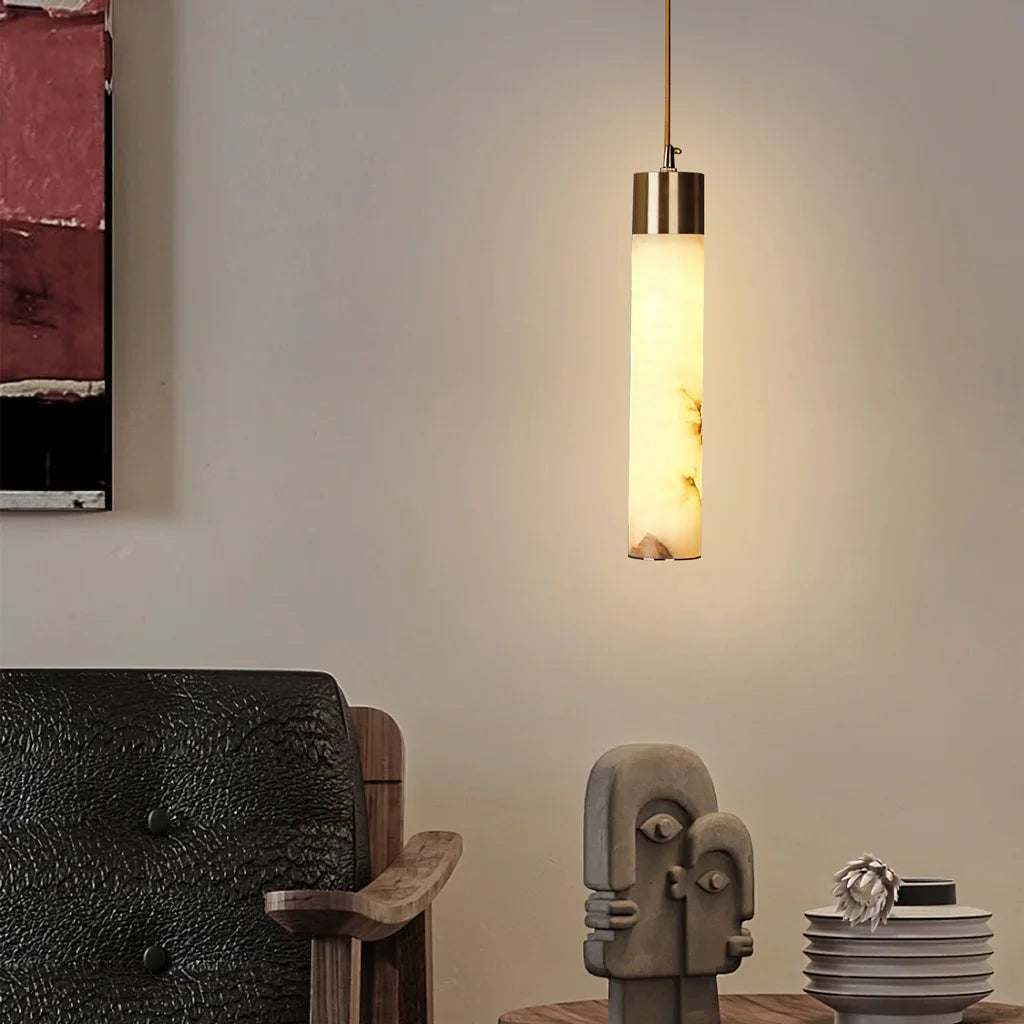 Ismara Alabaster Messing Verticale Witte Hanglamp1.webp__PID:4abb71c3-4790-46f3-82c2-06edb02d771f