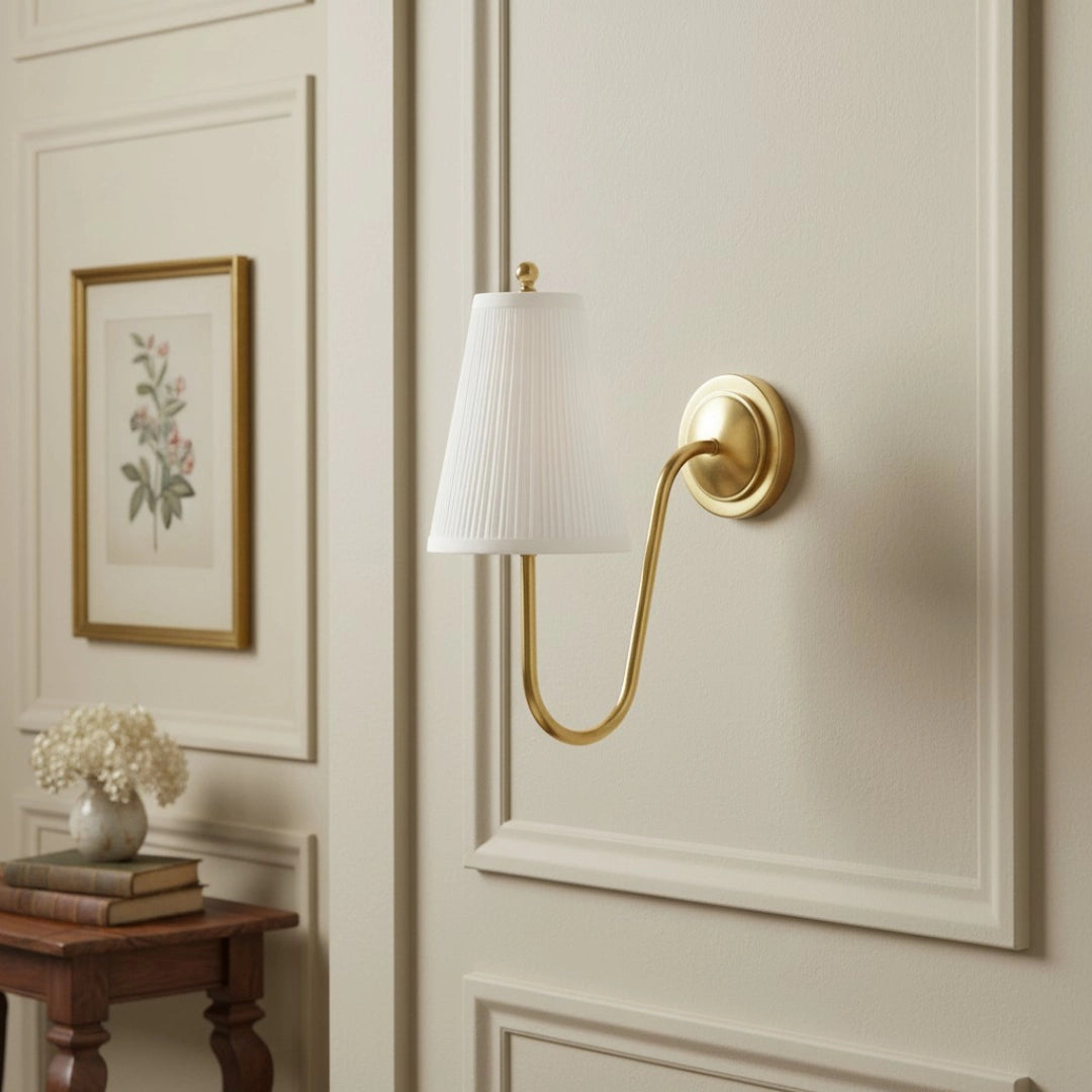 Aplique de pared Augusta Vintage de latón y lino plisado2.webp__PID:c1692c6c-6301-419a-bb78-df655720c229