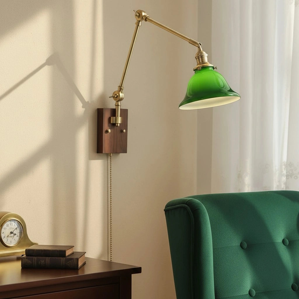 Lampada da parete con braccio oscillante Virginia vintage in ottone1.webp__PID:8169f9eb-4fef-4c20-a84b-c6905394a530