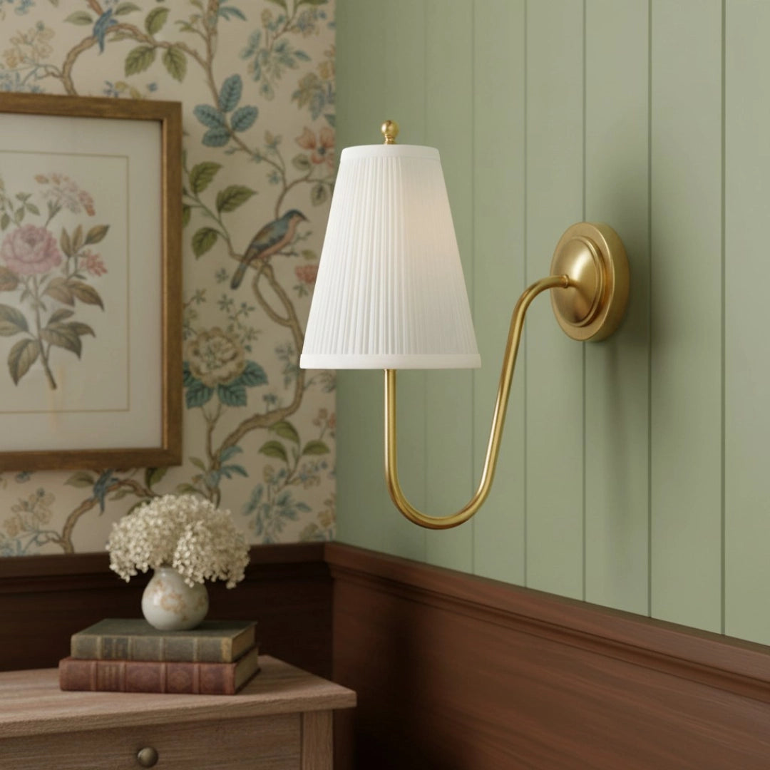 Aplique de pared Augusta Vintage de latón y lino plisado9.webp__PID:7161c169-2c6c-4301-819a-fb78df655720