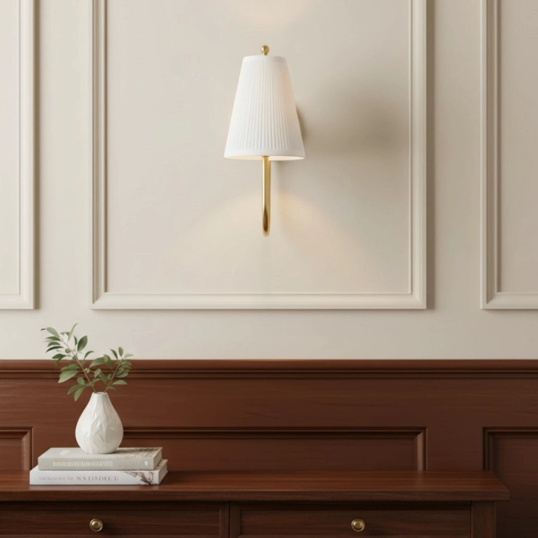 Aplique de pared Augusta Vintage de latón y lino plisado8.webp__PID:b87161c1-692c-4c63-8181-9afb78df6557