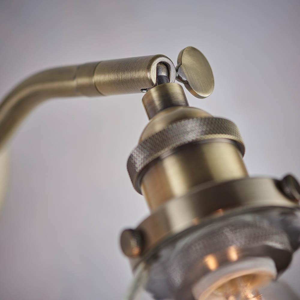Lámpara de pared de vidrio ajustable industrial Griffin3.webp__PID:7f317a69-5b7c-4249-8667-e7ffd5d0ea3c