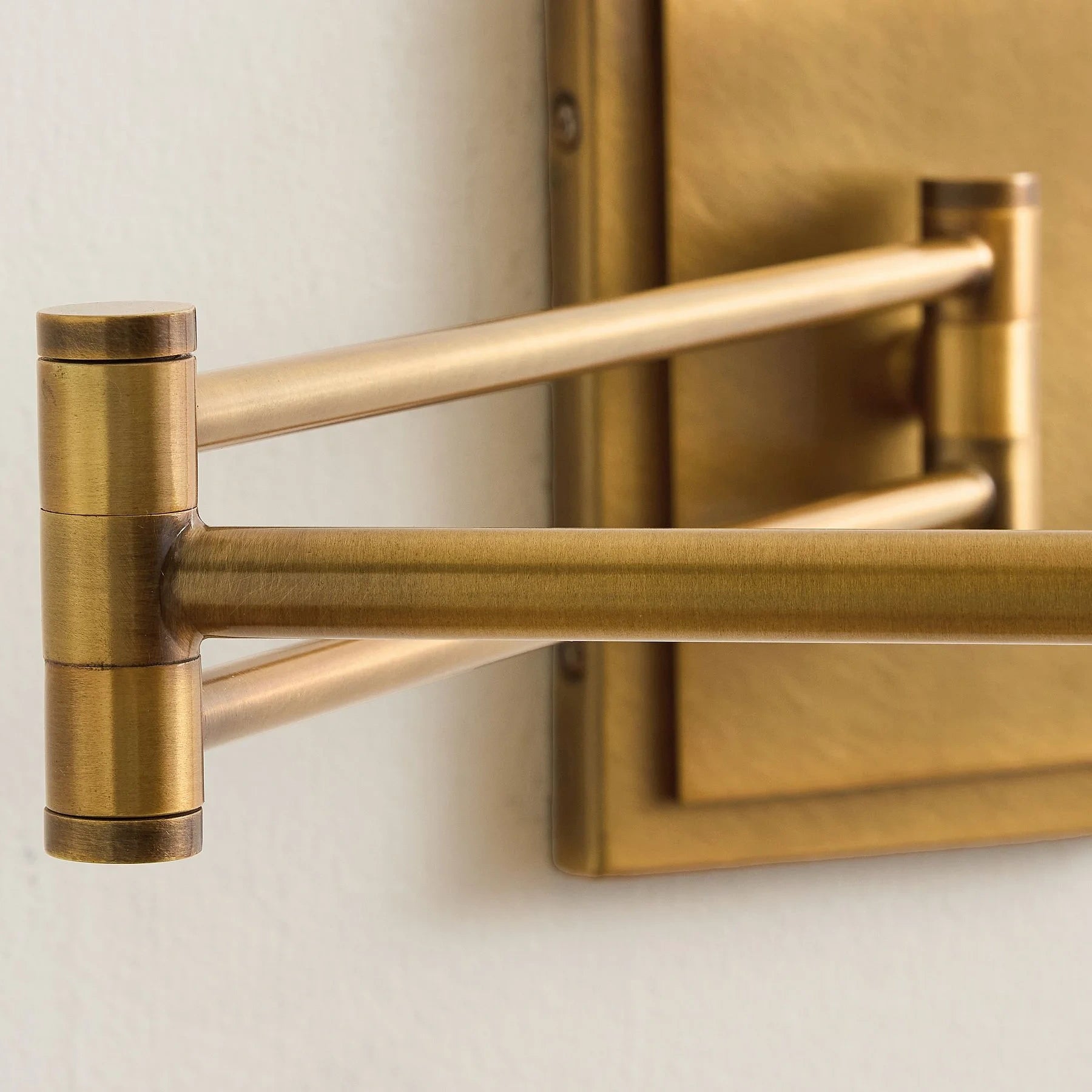Aplique de pared con brazo oscilante y pantalla de lino moderno Evarne (10).webp__PID:9b5f092c-dd14-4d17-9c52-ec1a4b3a1dcf