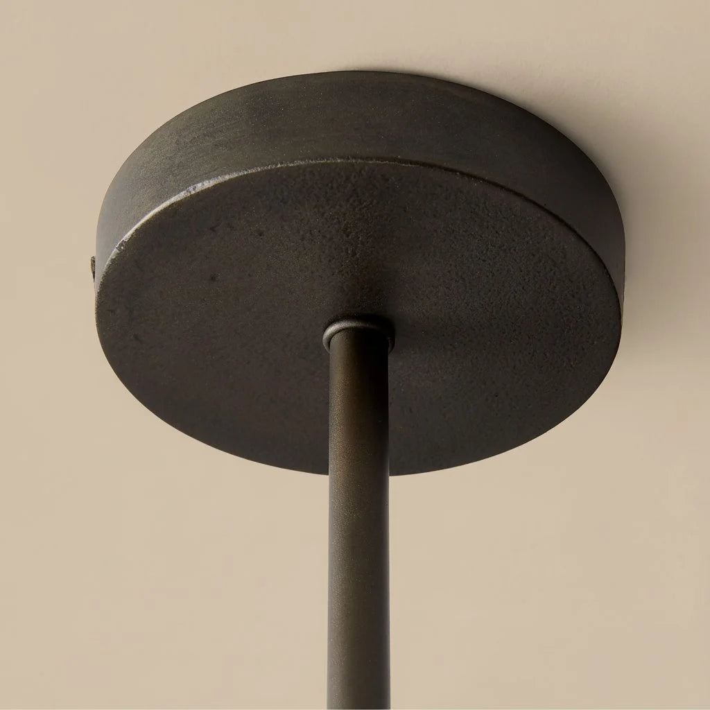 Mabel hanglamp met zwarte gegoten aluminium koepel 5.webp__PID:66497bac-6ef8-4cf8-93a7-a94ab01f285b