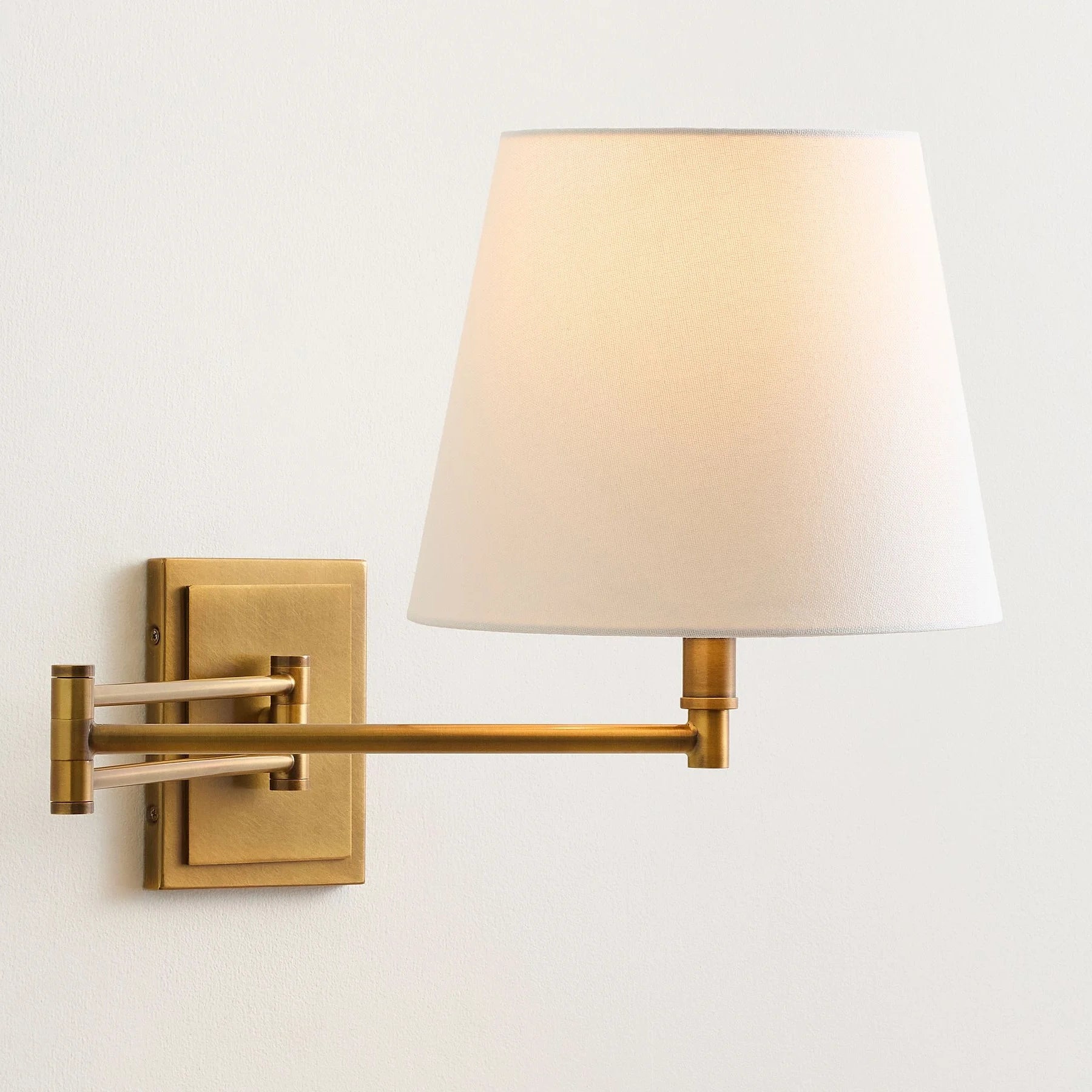 Aplique de pared con brazo oscilante y pantalla de lino moderno Evarne (4).webp__PID:9da17322-97ac-4b5f-892c-dd14ad179c52