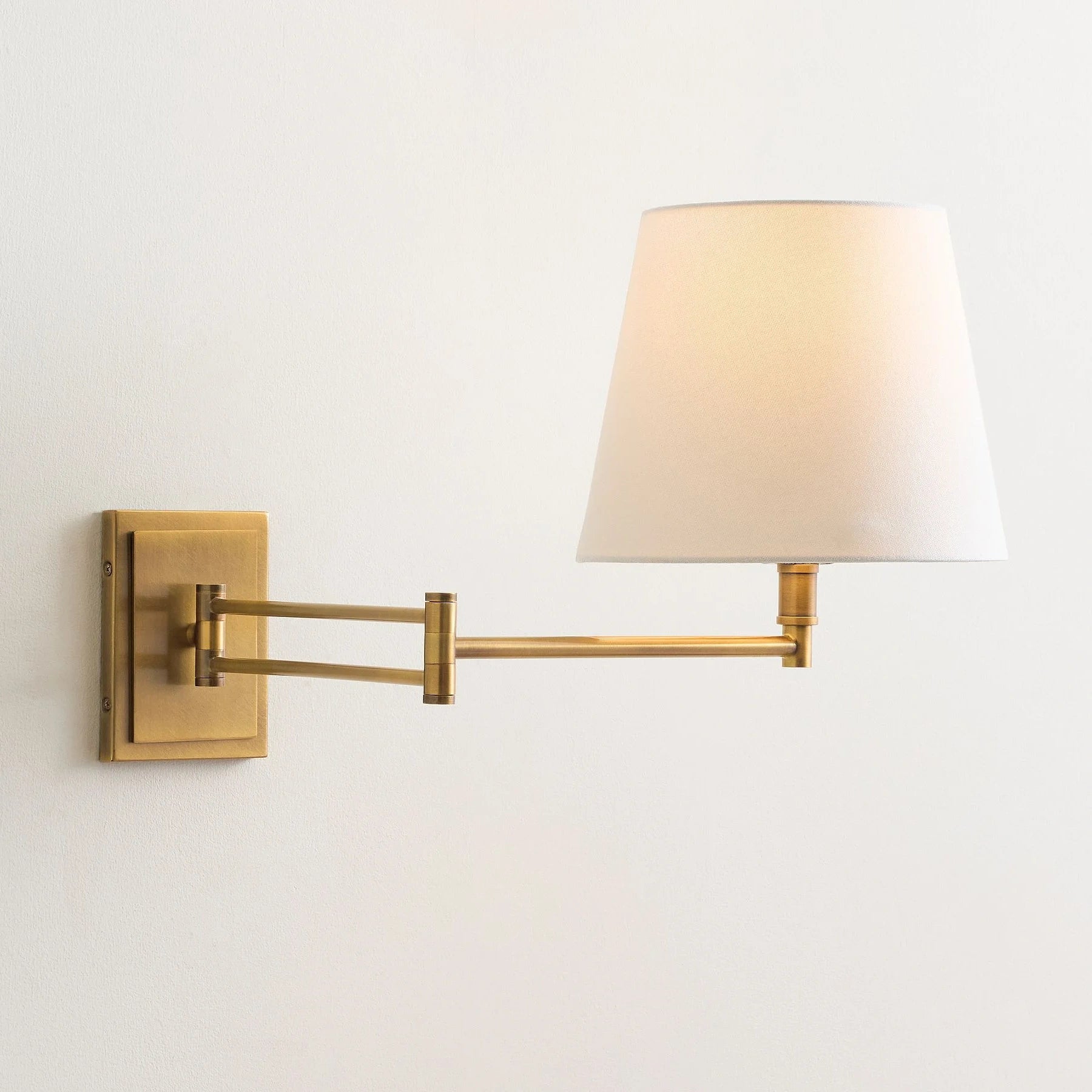 Aplique de pared con brazo oscilante y pantalla de lino moderno Evarne (9).webp__PID:ac9b5f09-2cdd-44ad-979c-52ec1a4b3a1d