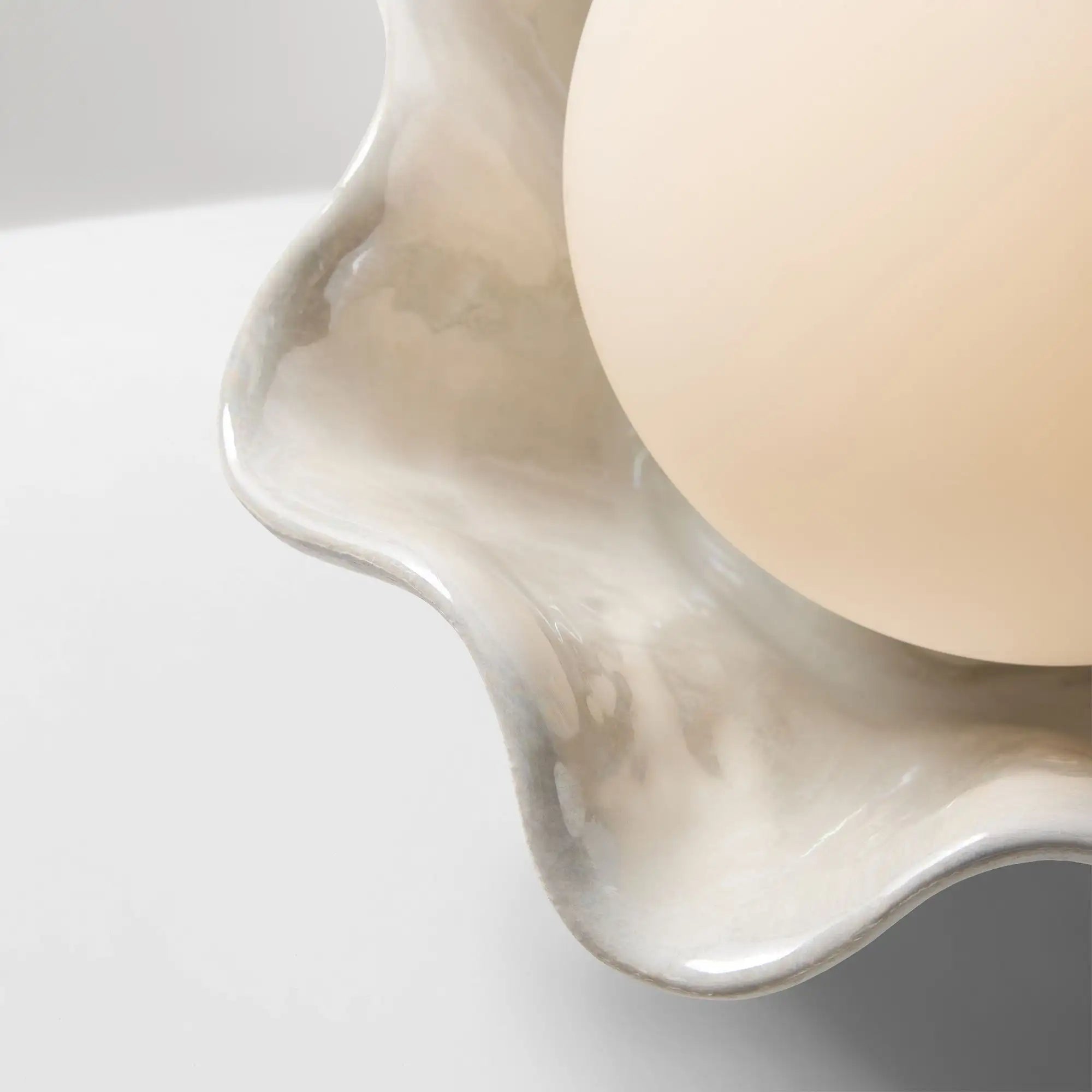Thalassa Modern Wavy Shell Ceramic Table Lightxj3.webp__PID:aa41aee0-f6e7-46a1-9db3-f20f2c25d171