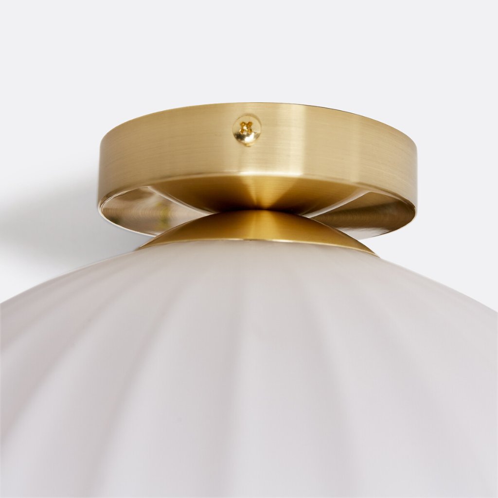 Plafondlamp van conch messing en melkwit glas (4).jpg__PID:43c23e6a-c4e5-4f7c-9444-b263888653ec