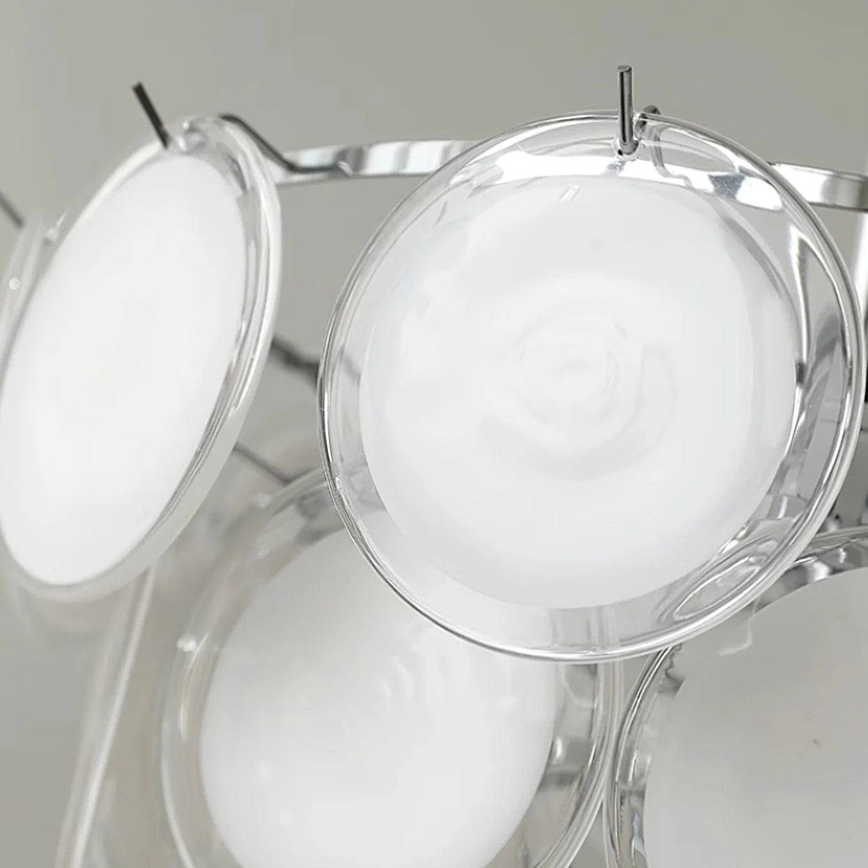 Milae elegante kroonluchter van wit glas van Murano28.webp__PID:22542fc5-59ab-4dd3-b9a3-27892ca4df70