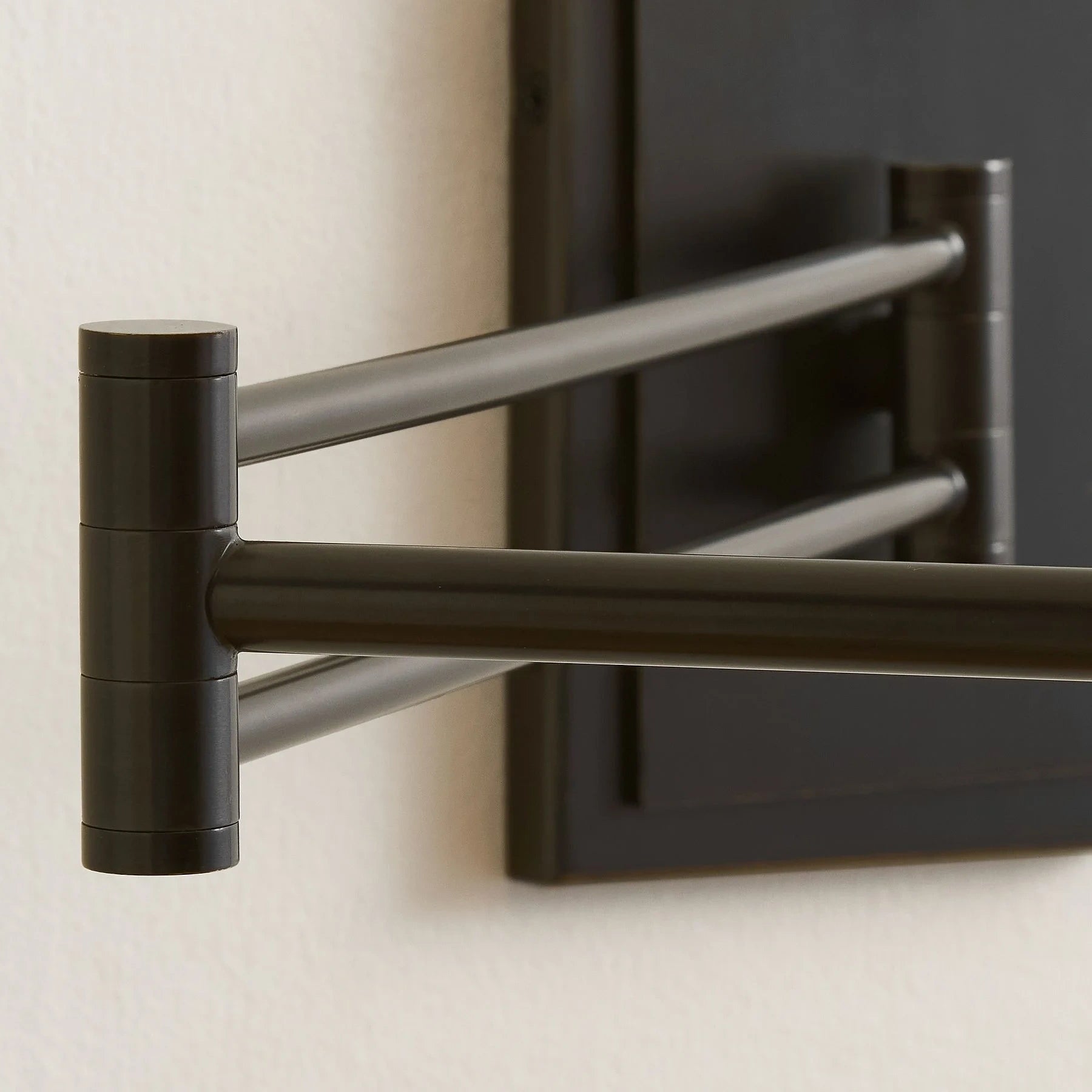 Aplique de pared con brazo oscilante y pantalla de lino moderno Evarne (7).webp__PID:2297ac9b-5f09-4cdd-94ad-179c52ec1a4b
