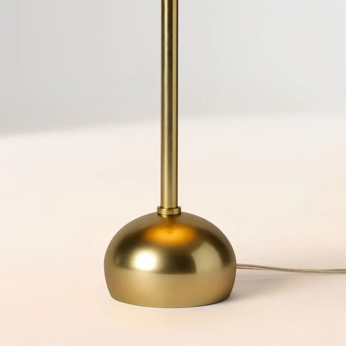 Ivyre moderne geschulpte metalen tafel van raffiaxj3.webp__PID:bb26b8ca-d8f6-4ac0-abcb-1a854ed5f347